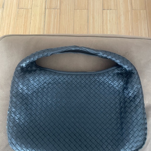 Bottega Veneta Medium Shoulder Bag Like New - Picture 11 of 12